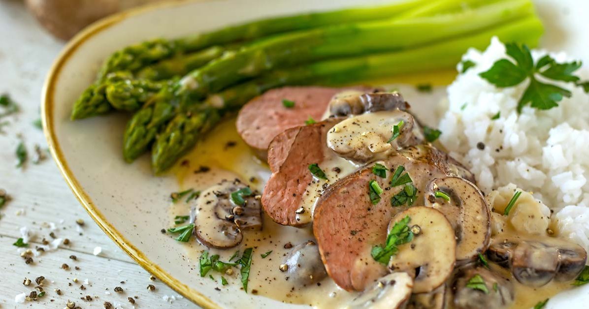 Schweinefilet mit Pilzrahmsauce und grünem Spargel Schweinefilet mit Pilzrahmsauce und grünem Spargel