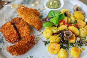 Mediterrane Gnocchi-Pfan­ne mit knus­pri­gem Hähn­chen