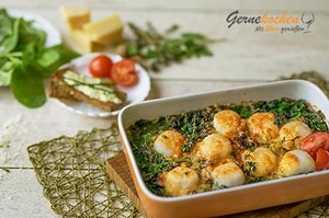 Überbackene Jakobsmuscheln auf Blattspinat. Gernekochen - Mit Wein genießen