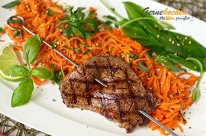 Rinderspieße mit Bärlauch auf Möhrensalat