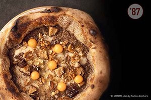 Pizza Adriano – Mamma Lina Piz­za mit Stein­pilz­cre­me und gelber Pflaume