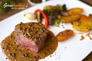 Filetsteak mit cre­mi­ger Pfeffer­rahm­sauce – klas­sisches »Steak au Poivre« mit grü­nem Pfef­fer