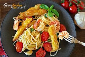 Gebratener Parmesan-Spargel mit Basilikum und Tomaten