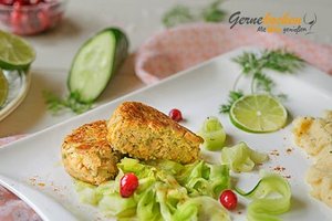 Rezept Lachsfrikadellen auf Gurkennudeln
