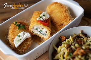 Kataifi-Knusperhähnchen mit Sal­bei und My­zi­thra