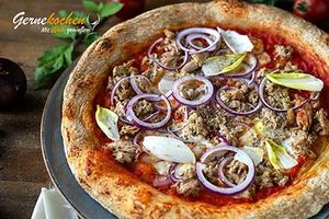 Piz­za Tonno e Ci­pol­la