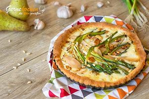 Birnen-Tarte mit Frühlingszwiebeln und Knoblauch