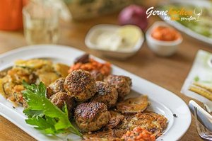 Mezédes - Griechische Vorspeisen mit Keftedes. Gernekochen - Mit Wein genißen