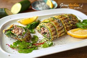 Gegrillte Zucchinirollen mit ro­tem Mangold, schwarzem Taramosalata und Sardinen