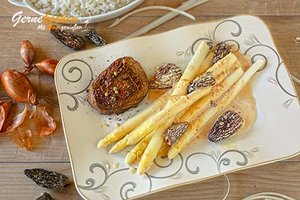 Weißer Spargel in Morchel­sahne