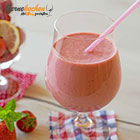 Erdbeer-Himbeer-Vanille-Smoothie mit griechischem Joghurt