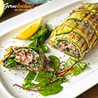 ­Gegrillte Zucchinirollen mit ro­tem Mangold, schwarzem Taramosalata und Sardinen