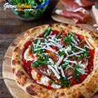 Pizza mit Parmaschinken und Rucola