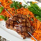 Rinderspieße mit Bärlauch auf Möhrensalat