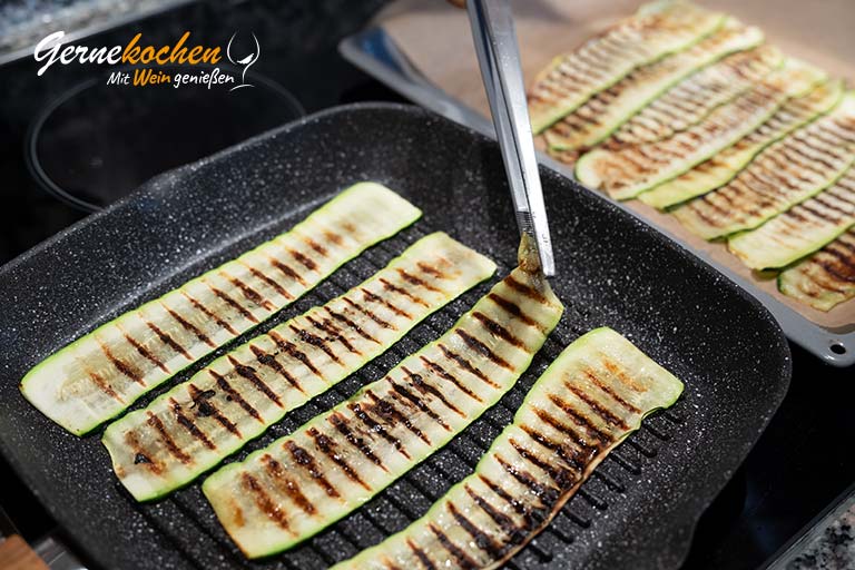 Gegrillte Zucchinirollen mit ro­tem Mangold, schwarzem Taramosalata und Sardinen – Zubereitungsschritt 2