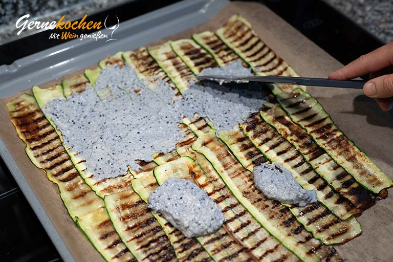 Gegrillte Zucchinirollen mit ro­tem Mangold, schwarzem Taramosalata und Sardinen – Zubereitungsschritt 4.1