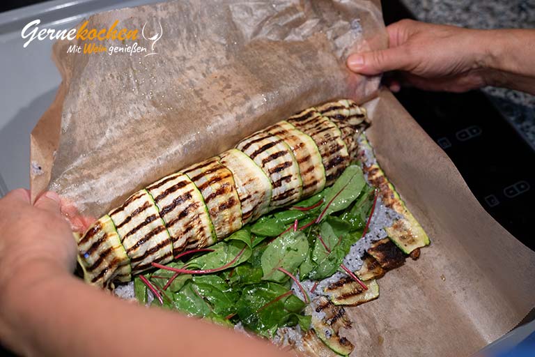 Gegrillte Zucchinirollen mit ro­tem Mangold, schwarzem Taramosalata und Sardinen – Zubereitungsschritt 4.4
