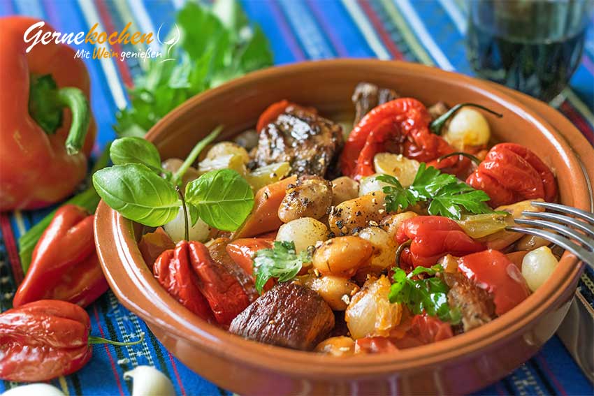 Kalbfleisch-Stifado mit Paprikaschmorgemüse aus dem Slow Cooker