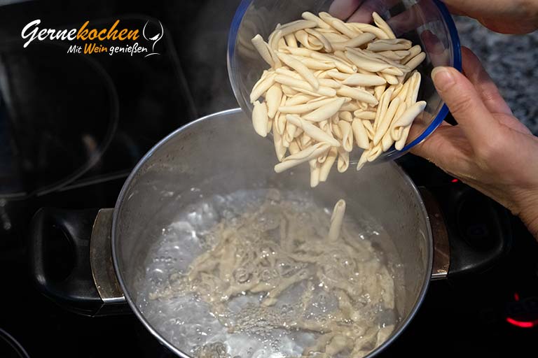 Kretische Pasta mit Mythitra und Stamnagathi – Zubereitungsschritt 2