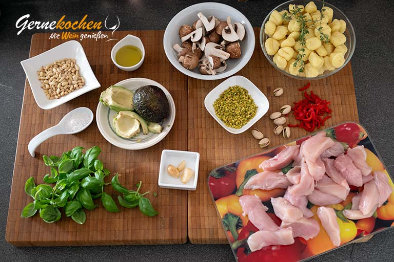 Mediterrane Gnocchi-Pfan­ne mit knus­pri­gem Hähn­chen – Zubereitungsschritt 1