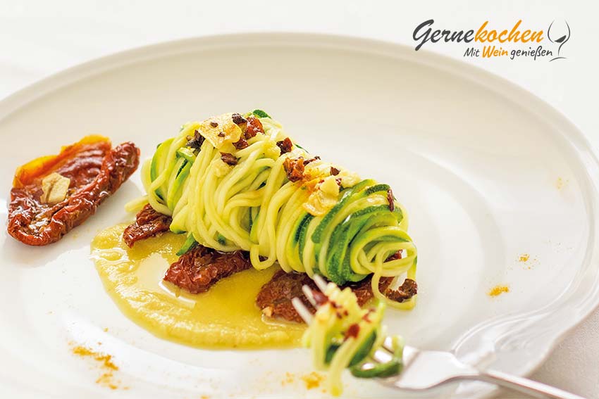 Gernekochen - Mit Wein genießen: Vegane Zucchini-Spaghetti mit Mandelsmus