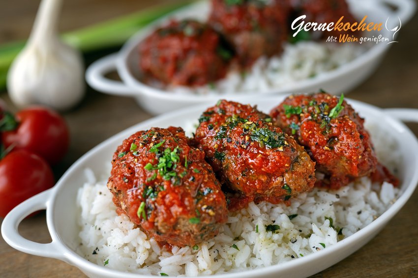 Soutzoukakia Smyrneika – Griechische Hackfleischröllchen in Tomatensauce