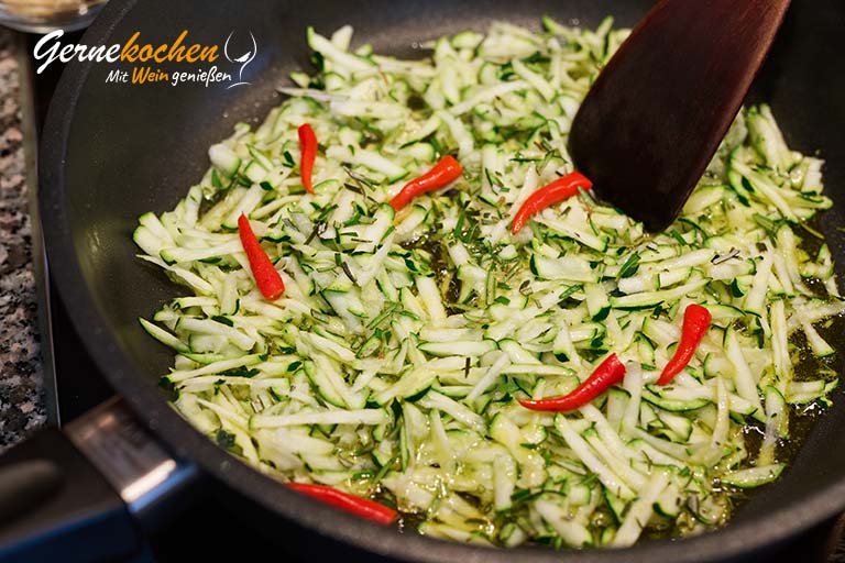 Fregola sarda mit Zucchini und Muscheln – Zubereitungsschritt 3.1