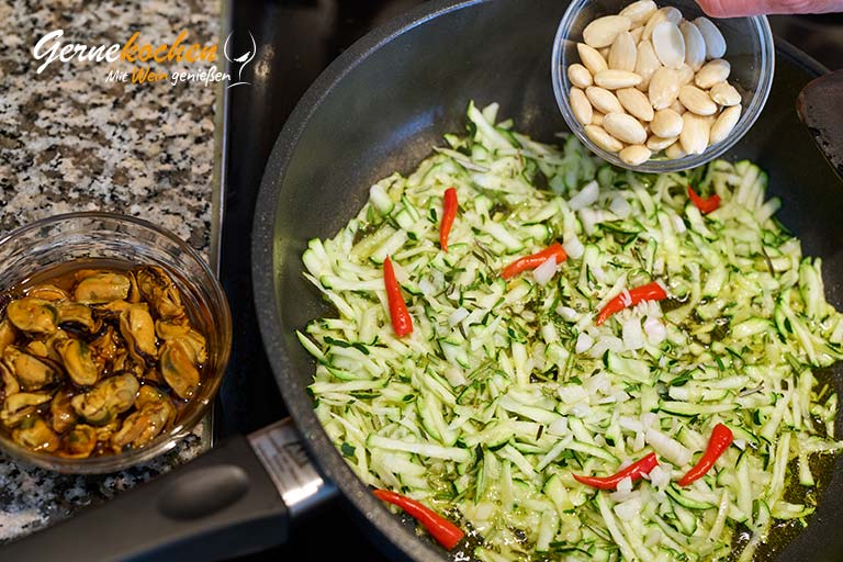 Fregola sarda mit Zucchini und Muscheln – Zubereitungsschritt 3.2