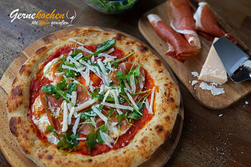 Pizza mit Parmaschinken, Rucola und Parmesan