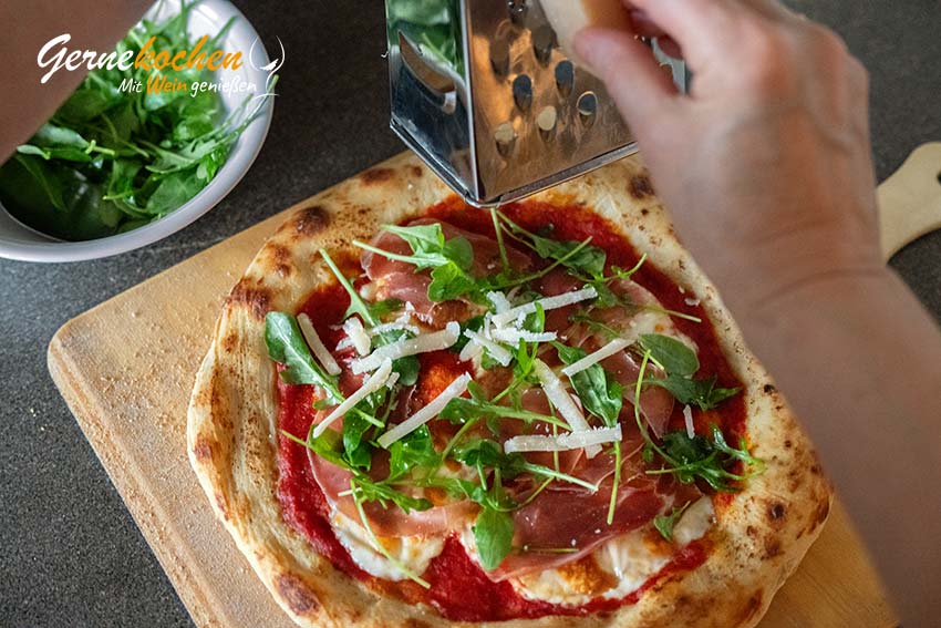 Pizza mit Parmaschinken und Rucola – Zubereitungsschritt 4