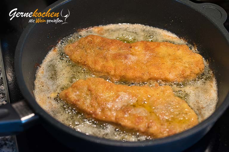 Panierte Schnitzel in unserer ∅ 28 cm, 7 cm AMT-Schmorpfanne.