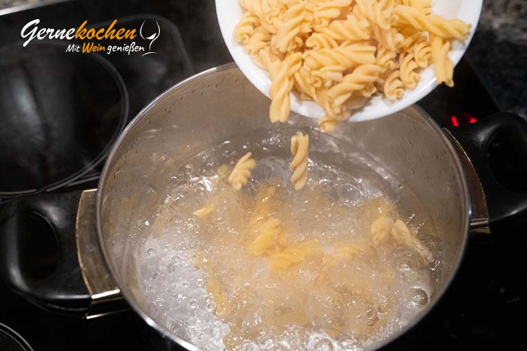 Fusilloni mit Grarnelen im Bärlauchmantel – Zubereitungsschritt 4