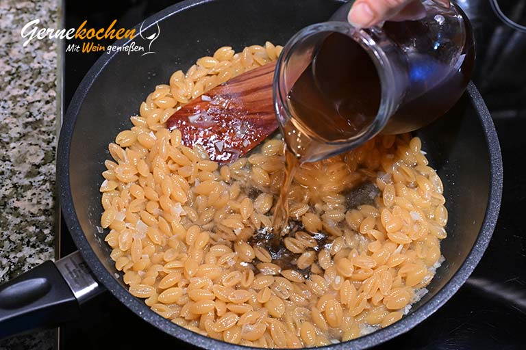 Gnocchetti sardi mit Pfiffer­lingen und Gremo­lada – Zubereitungsschritt 3.3