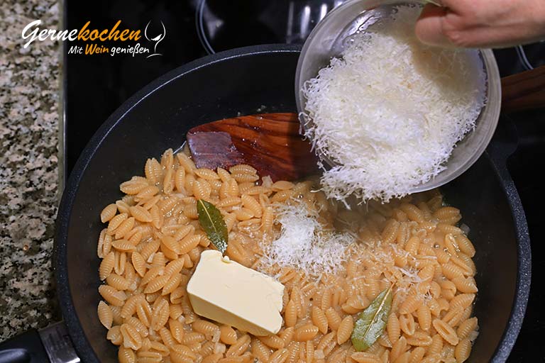 Gnocchetti sardi mit Pfiffer­lingen und Gremo­lada – Zubereitungsschritt 3.4