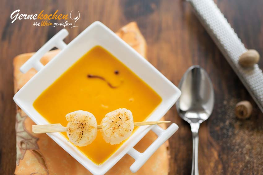 Kürbissuppe mit gebratenen Jakobsmuscheln