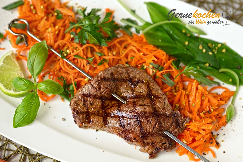 Rinderspieße mit Bärlauch auf Möhrensalat