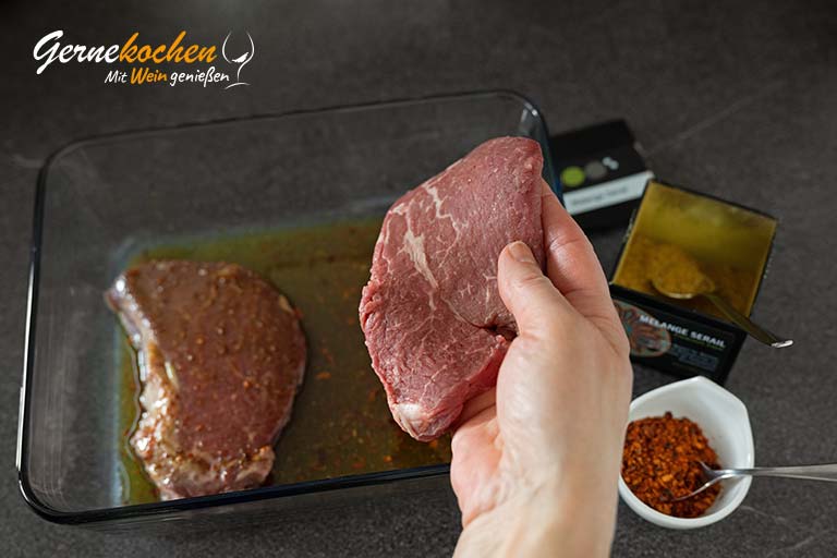 Rinderspieße mit Bärlauch auf Möhrensalat – Zubereitungsschritt 1