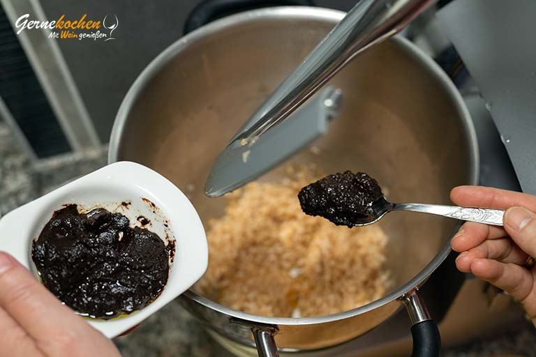 Schwarzer-Knoblauch-Risotto mit Kürbis und Walnüssen – Zubereitungsschritt 2.4