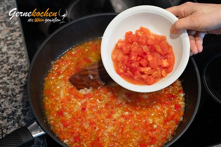 Skrei an Ajvar-Pfeffersauce mit Spinat und Chorizo – Zubereitungsschritt 3.3