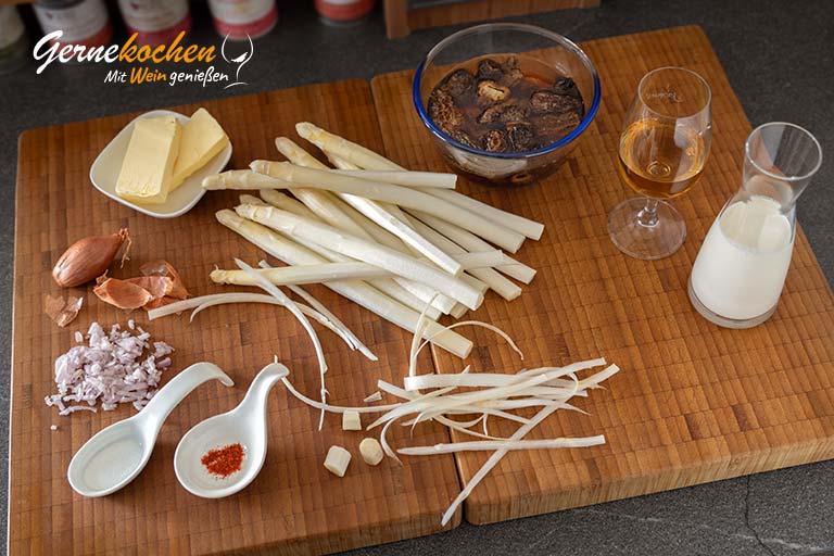 Weißer Spargel in Morchelsahne – Zubereitungsschritt 1