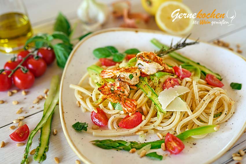 Chitarrone mit grünem Spargel und Garnelen vom Grill