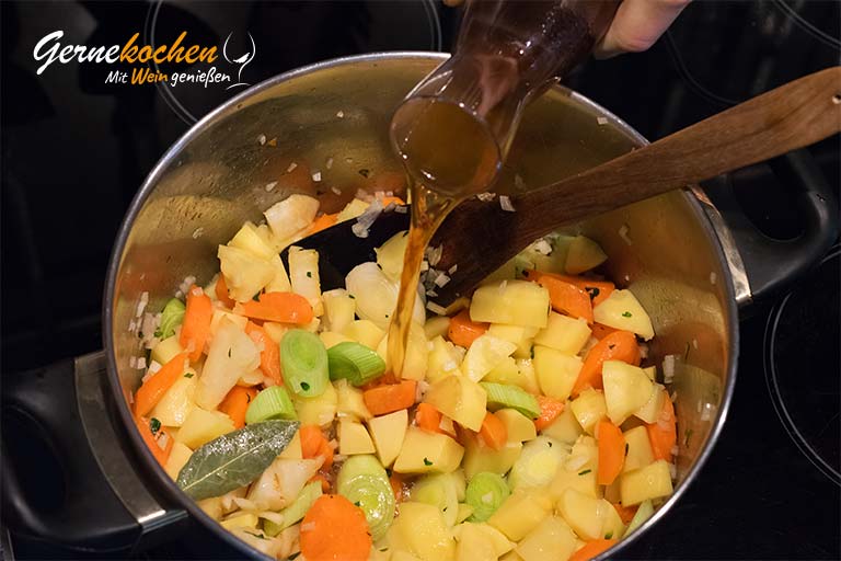 Omas Kartoffelsuppe mit Würstchen und Speck – Zubereitungsschritt 4
