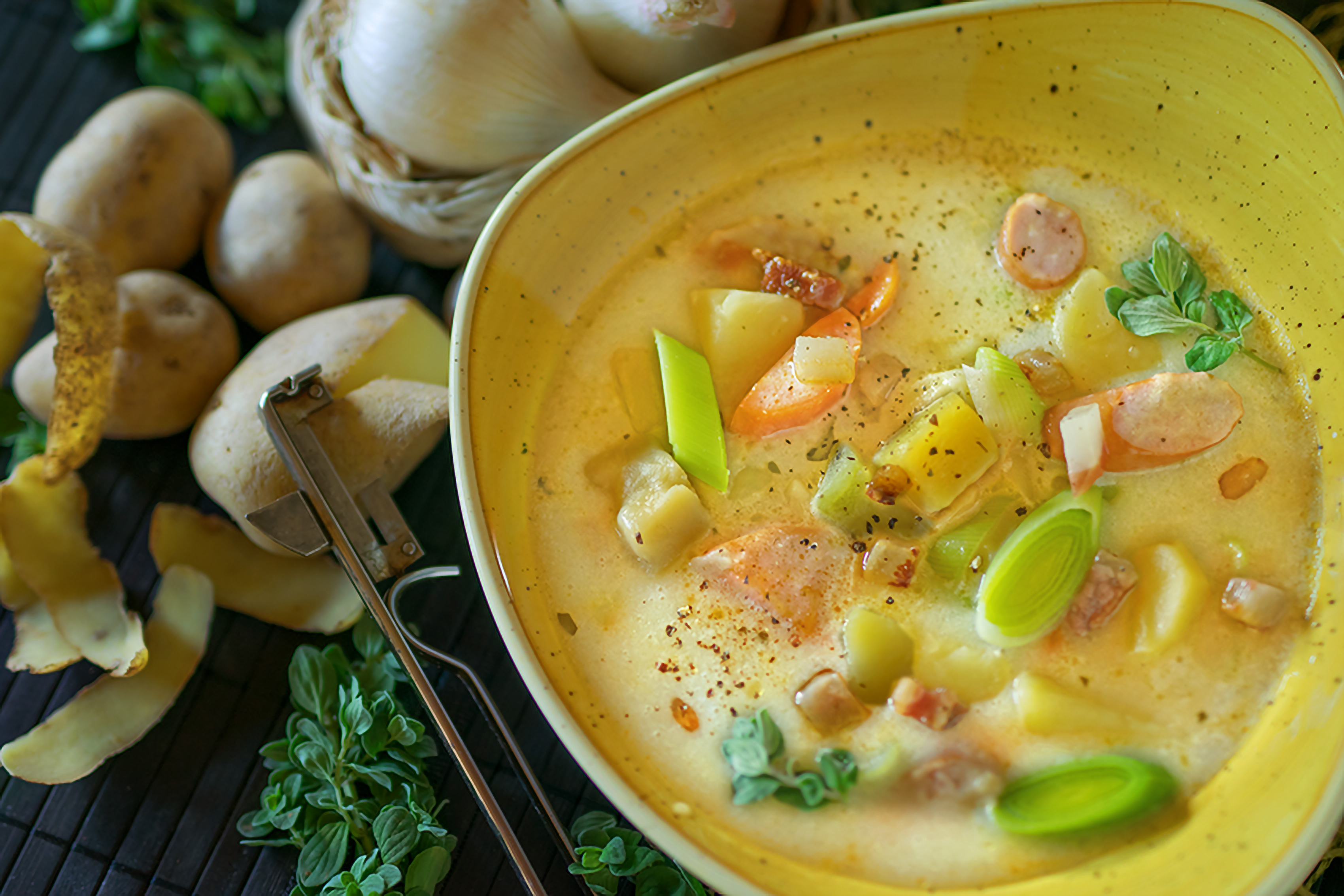 Omas Kartoffelsuppe mit Würstchen und Speck