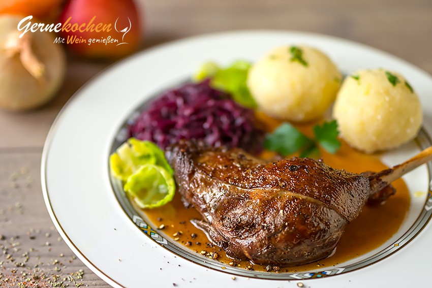 Gänsekeule mit Rotkohl und Klößen