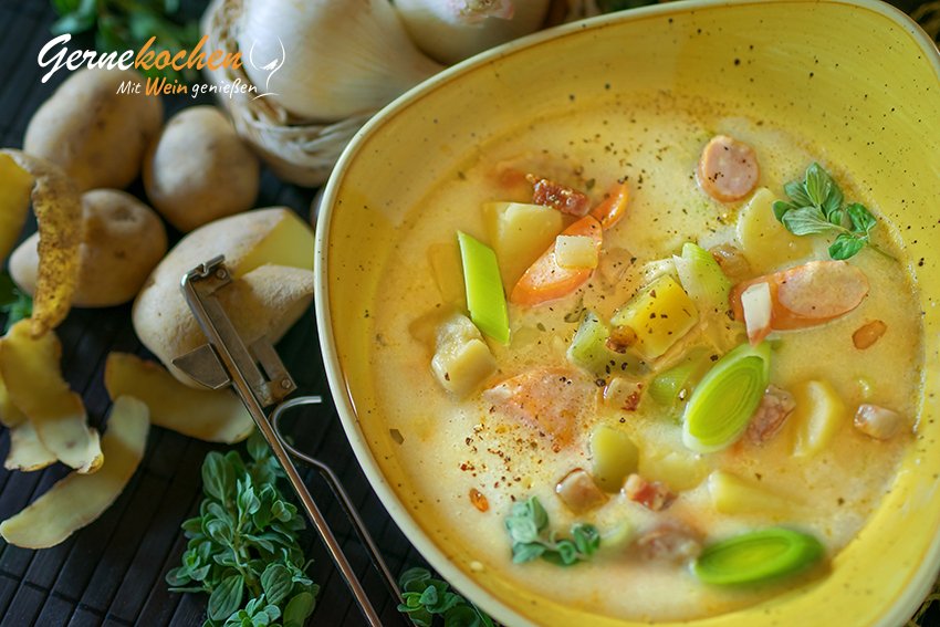 Omas Kartoffelsuppe mit Würstchen und Speck