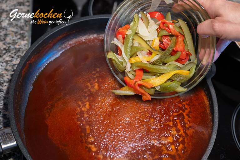 Zigeunerschnitzel – klassisches Schnit­zel mit Pap­rika­sauce – Zubereitungsschritt 7
